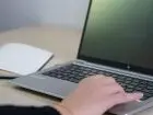 Jak napisać list motywacyjny - pisanie na laptopie