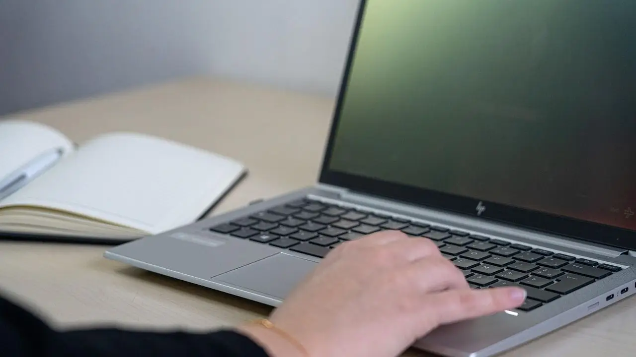 Jak napisać list motywacyjny - pisanie na laptopie