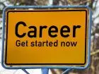Leroy Merlin opinie - żółty znak z napisem career gest started now