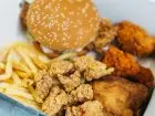 Praca KFC - box z burgerem, skrzydełkami i frytkami