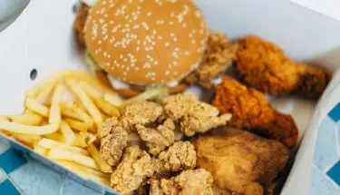 Praca KFC - box z burgerem, skrzydełkami i frytkami