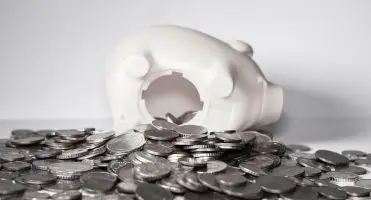 Przeciętne wynagrodzenie 2025 - przewrócona świnka skarbonka