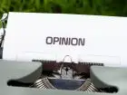 Reaktor opinii - kartka z napisem "opinion" w maszynie do pisania