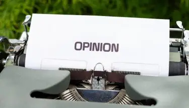 Reaktor opinii - kartka z napisem "opinion" w maszynie do pisania