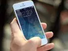 Czy można wziąć urlop na żądanie dzień po dniu - telefon w dłoni