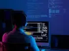 Front end developer podczas pracy przy komputerze