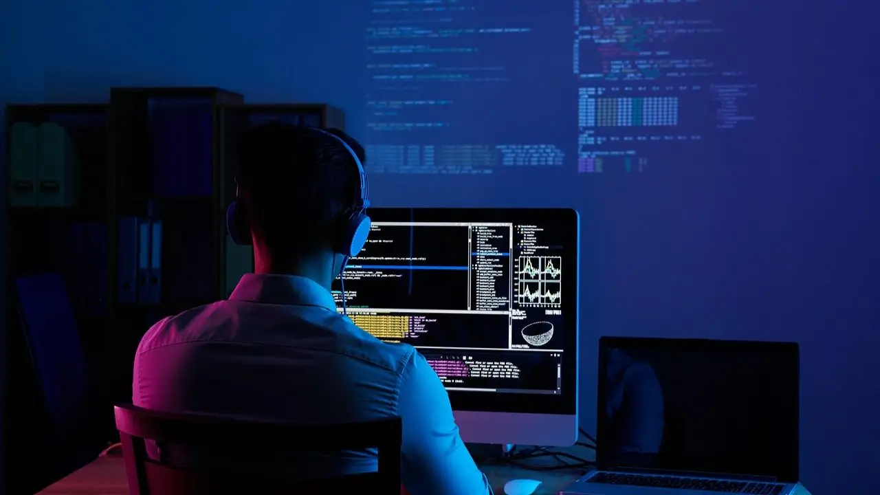 Front end developer podczas pracy przy komputerze