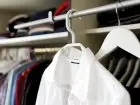Jak ubrać się na szkolenie - koszula na wieszaku