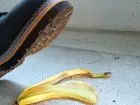 Odszkodowanie za wypadek w pracy ZUS - but nad skórką od banana na chwilę przed wypadkiem