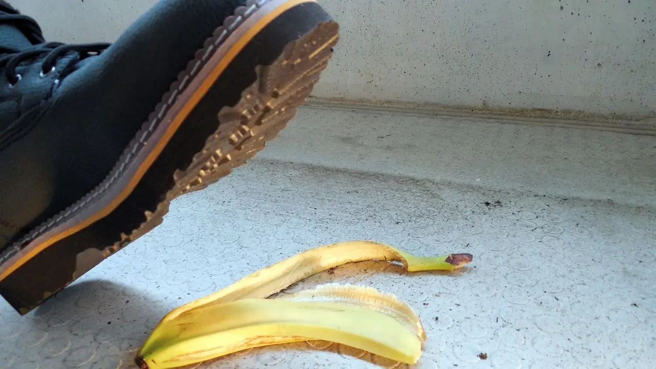 Odszkodowanie za wypadek w pracy ZUS - but nad skórką od banana na chwilę przed wypadkiem