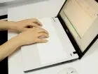 PCC-3 - dłonie na laptopie