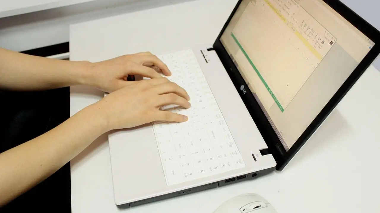 PCC-3 - dłonie na laptopie