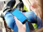 Urlop na telefon - kobieta z telefonem w dłoni