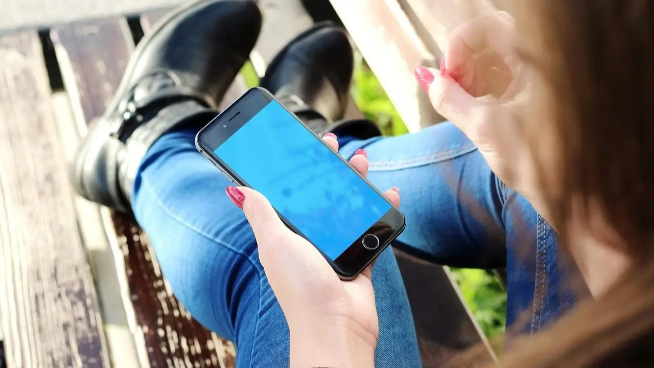Urlop na telefon - kobieta z telefonem w dłoni