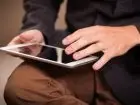 GoWork - złoty profil - co to jest - tablet w dłoniach