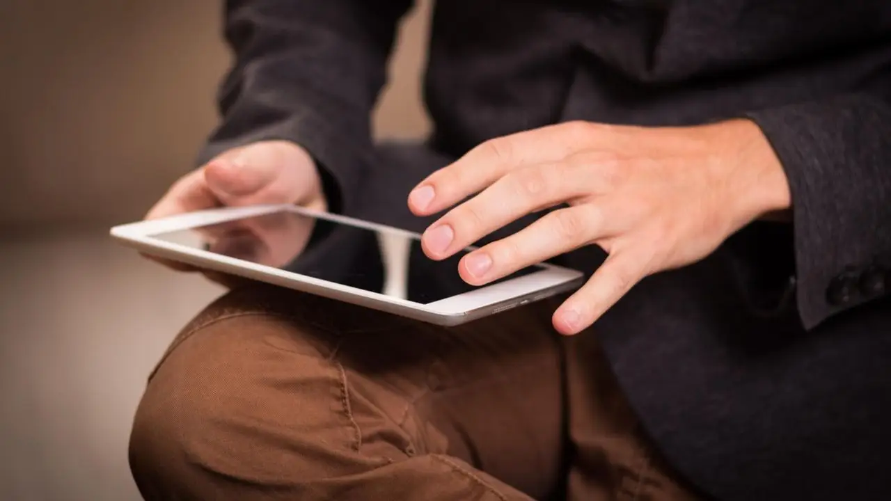 GoWork - złoty profil - co to jest - tablet w dłoniach