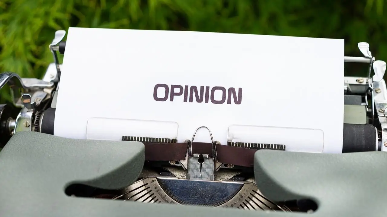GoWork - zarządzanie opiniami - kartka z napisem opinion wystająca z maszyny do pisania