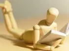 Jakie można mieć zainteresowania? - figurka z książką w dłoni