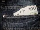 Jakie wynagrodzenie - banknoty 100 zł wystające z tylnej kieszeni spodni