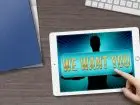 Kreatywne ogłoszenia o pracę - napis we want you na tablecie