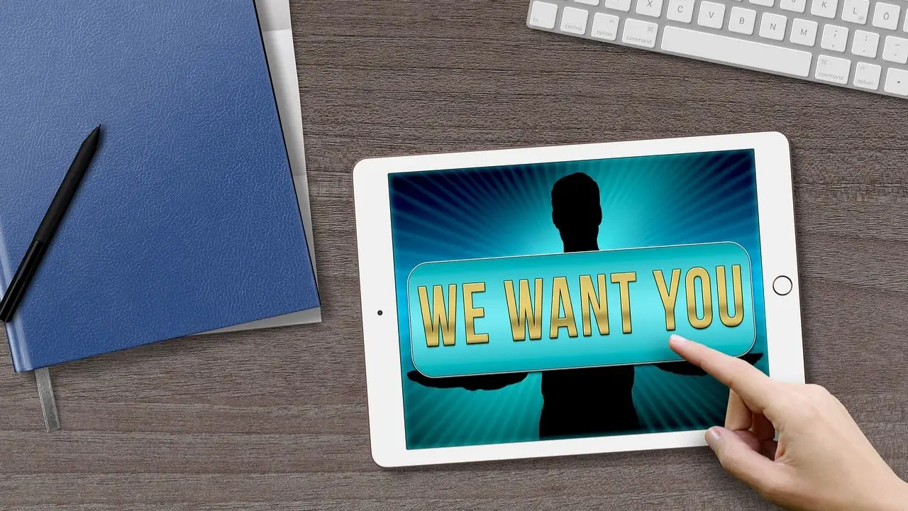 Kreatywne ogłoszenia o pracę - napis we want you na tablecie