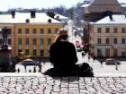 Praca dla samotnika - kobieta siedząca sama na schodach w mieście