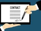 Praca na kontrakt a emerytura - napis contract na ekranie komputera