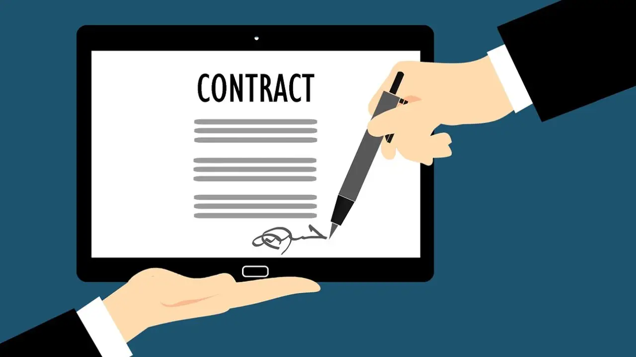 Praca na kontrakt a emerytura - napis contract na ekranie komputera