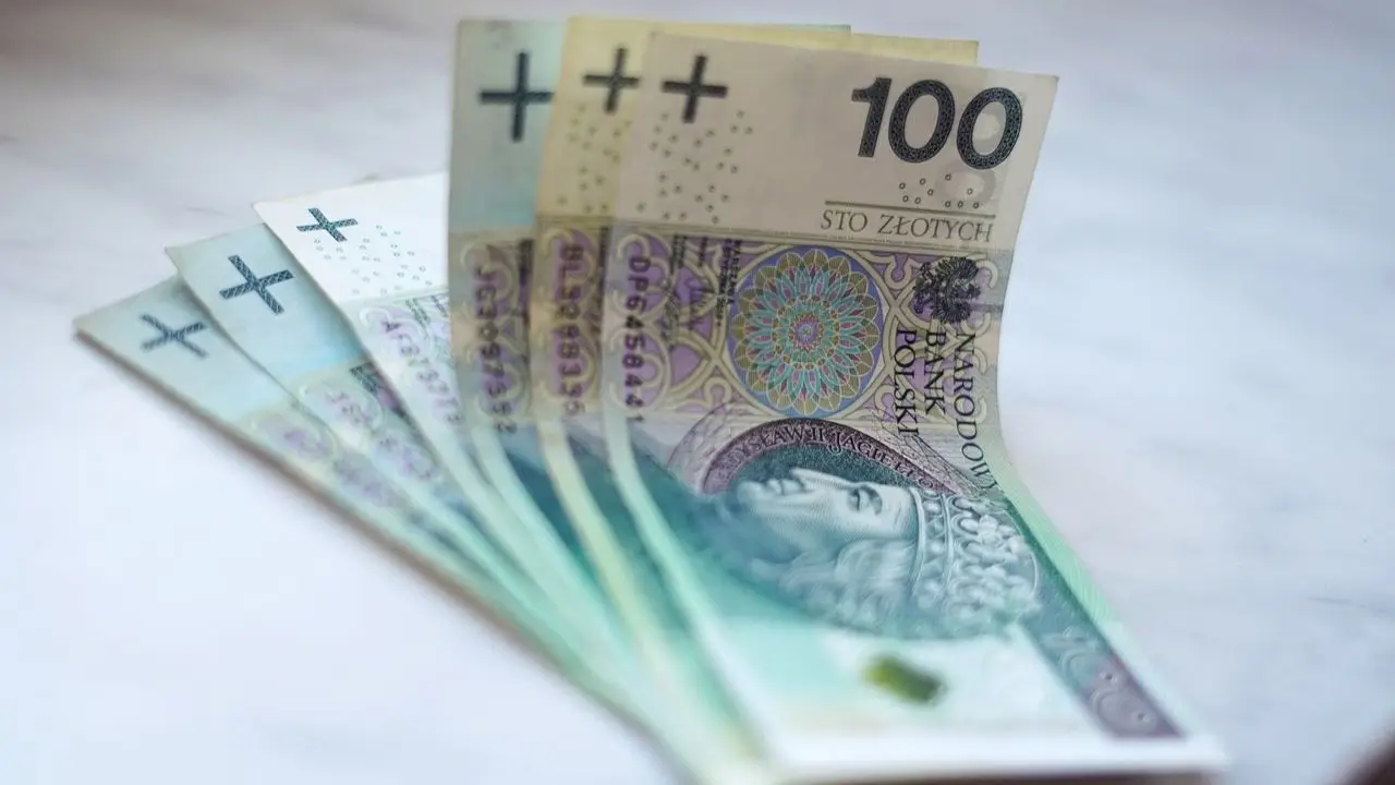 Średni dochód w Polsce - banknoty 100 zł