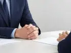 Czy będąc na zwolnieniu lekarskim można podpisać umowę zlecenie - dwie osoby na rozmowie