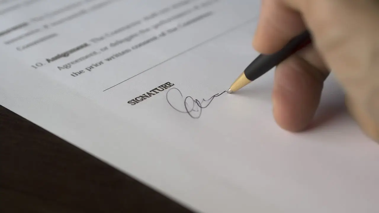 Formularz rozwiązania umowy - podpis na dokumencie