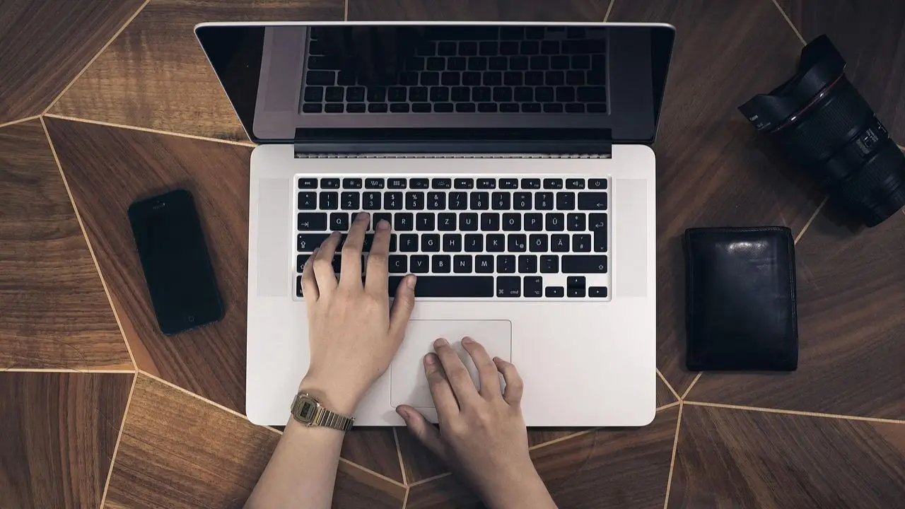 GoWork - aktualizacja profilu - pisanie na laptopie
