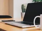GoWork profil firmowy - laptop i kawa na biurku