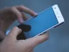 Kiedy mogę wziąć urlop na żądanie - telefon w dłoni