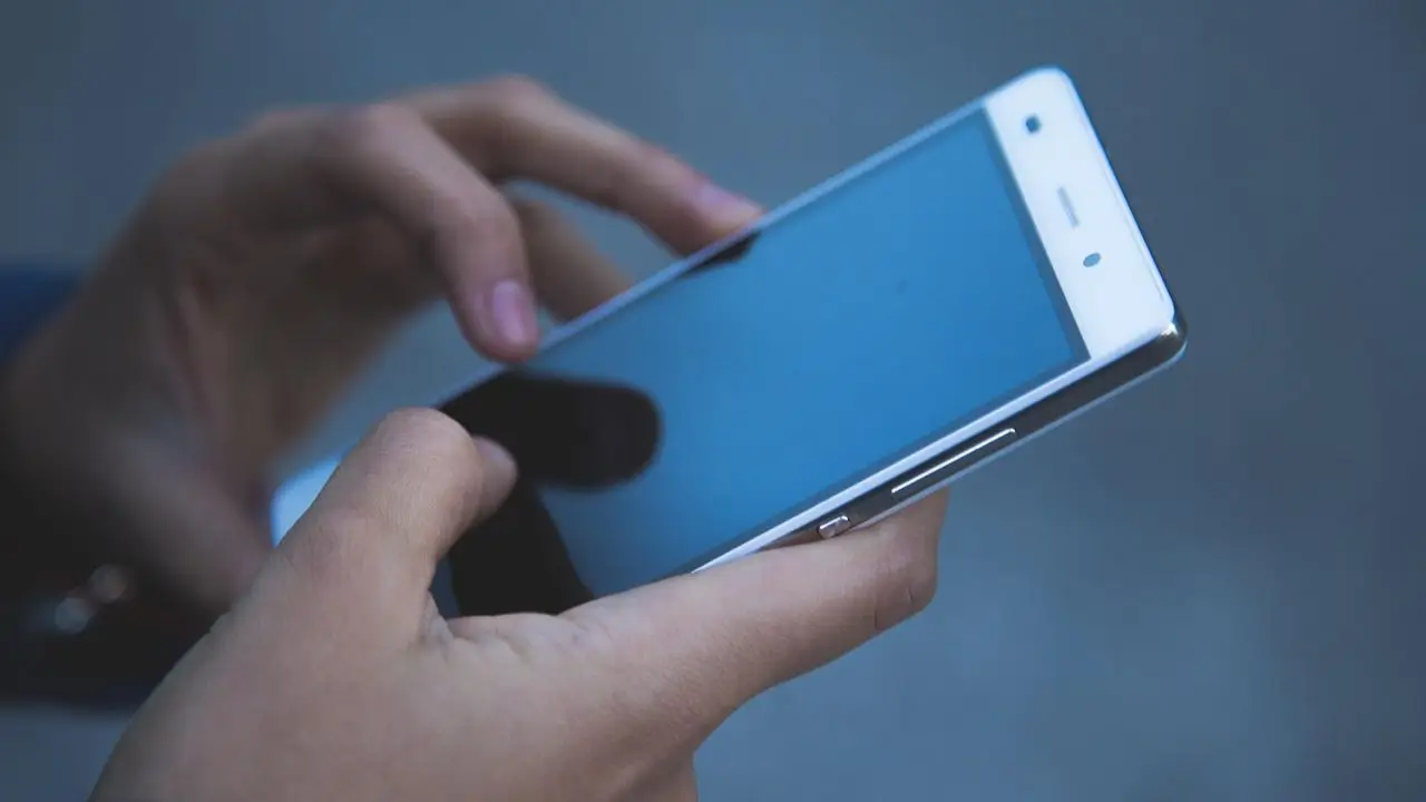 Kiedy mogę wziąć urlop na żądanie - telefon w dłoni