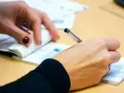 NIP - długość - dłonie kobiety wypełniającej druk