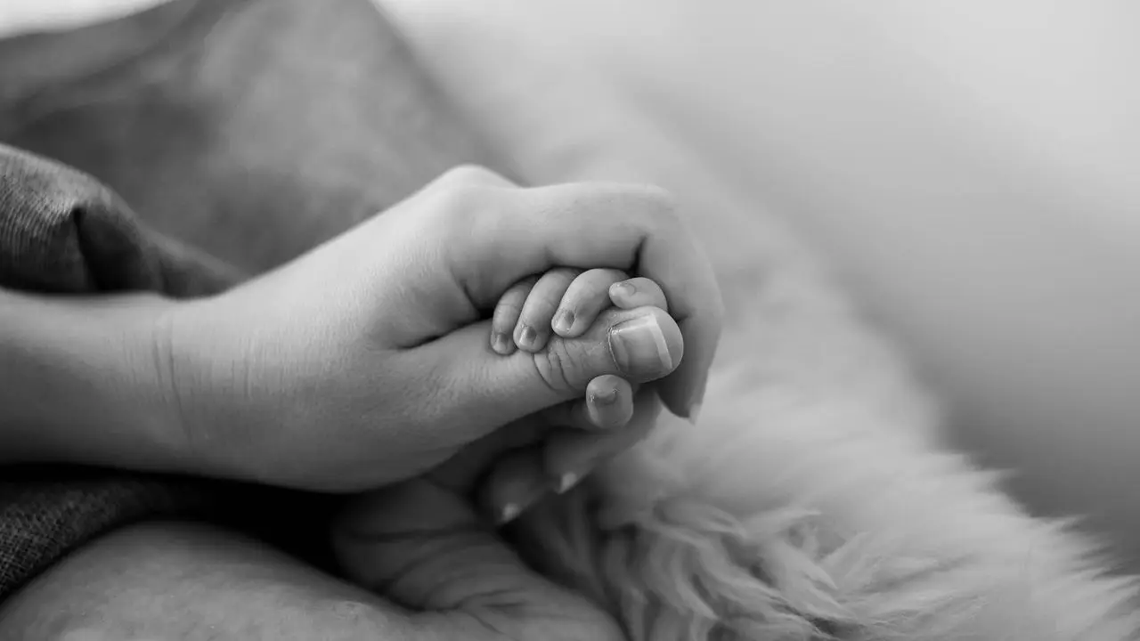Prawa matki po urlopie macierzyńskim - dłoń dziecka w dłoni kobiety