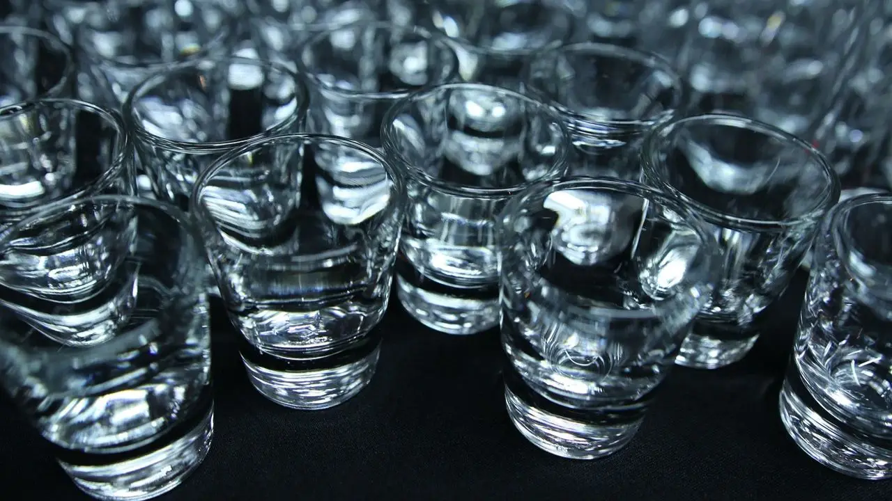 Renta alkoholowa - kieliszki na blacie