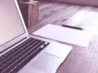 Ile można wziąć urlopu na żądanie - laptop i kartka na biurku