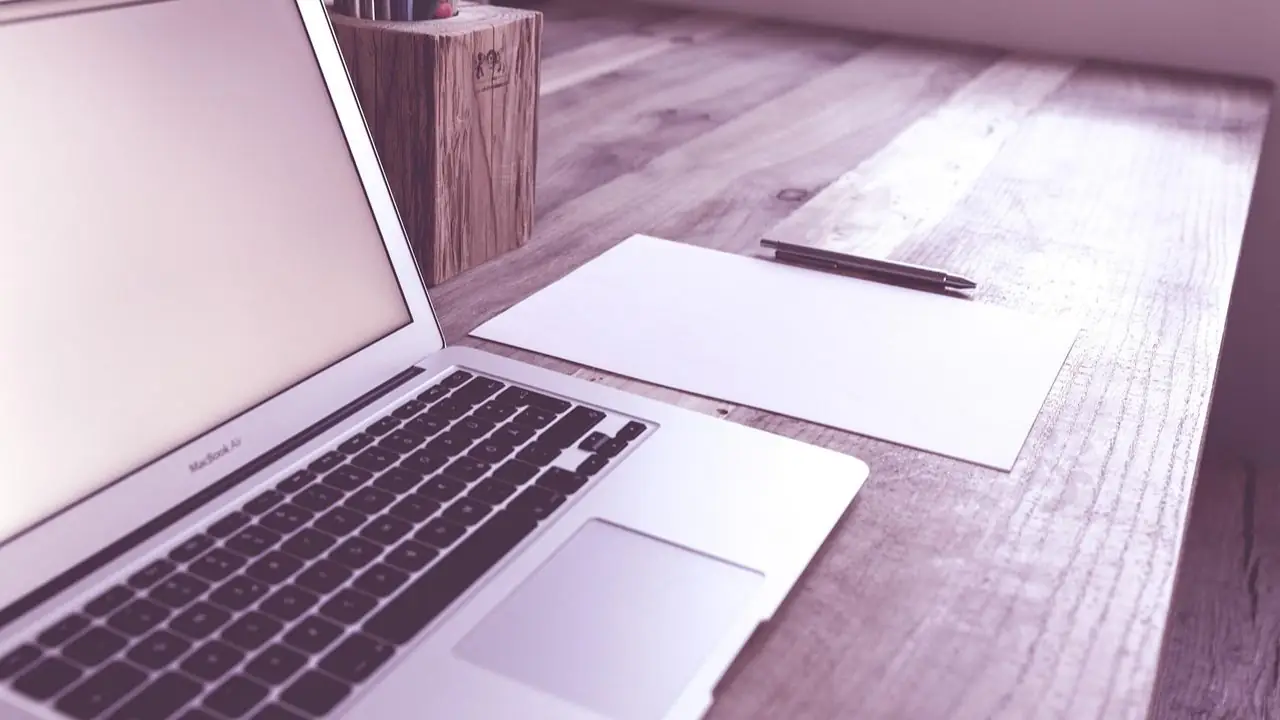 Ile można wziąć urlopu na żądanie - laptop i kartka na biurku