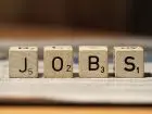 Informacja o warunkach zatrudnienia - klocki układające się w napis "JOBS"