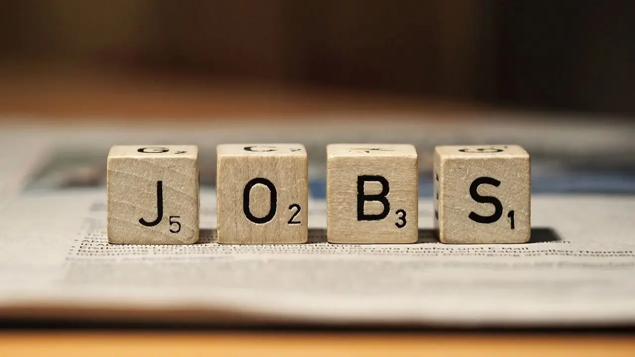 Informacja o warunkach zatrudnienia - klocki układające się w napis "JOBS"