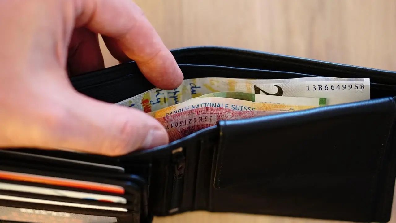 Kto płaci za L4 w 2026 - dłoń w portfelu 