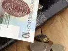 Najniższa krajowa 2026 - banknot polski i portfel