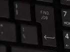Portal z ogłoszeniami o pracę - przycisk "find job" na klawiaturze