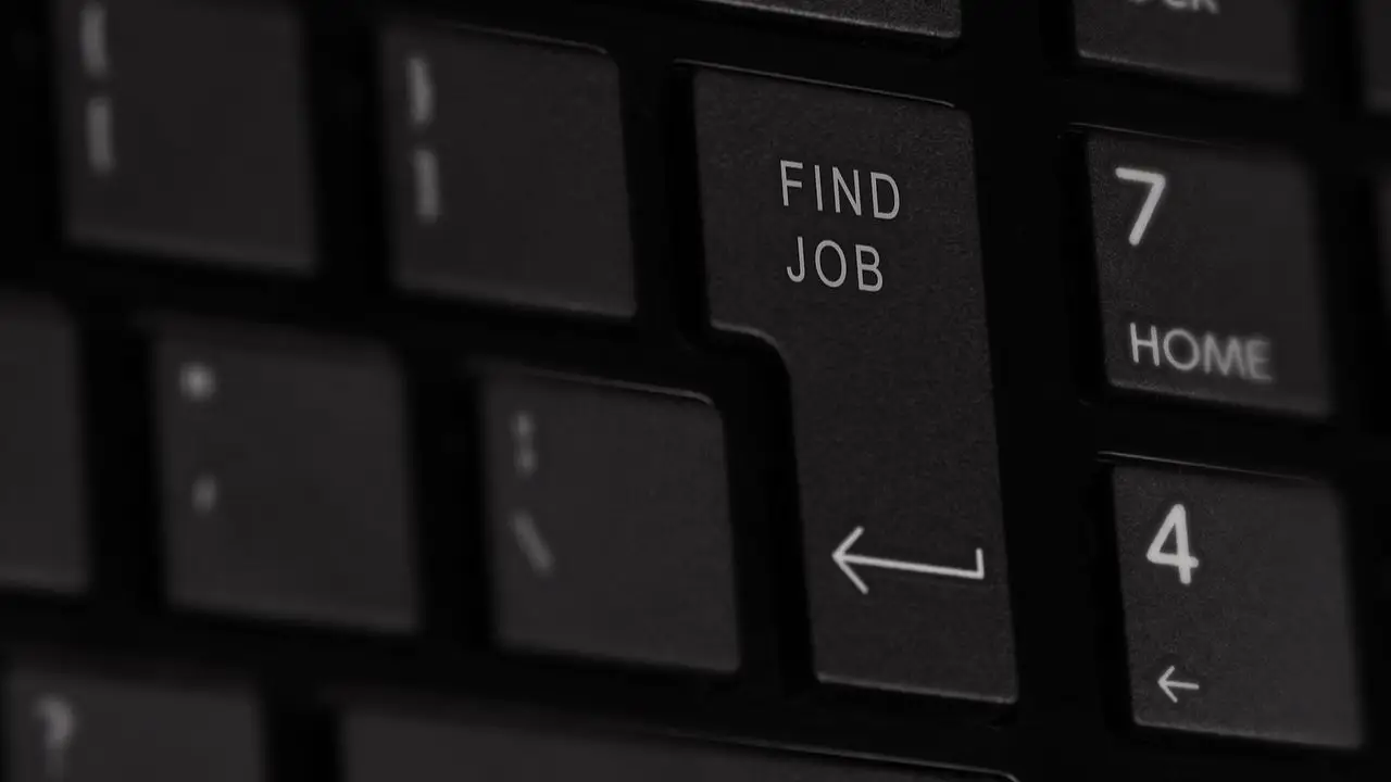 Portal z ogłoszeniami o pracę - przycisk "find job" na klawiaturze