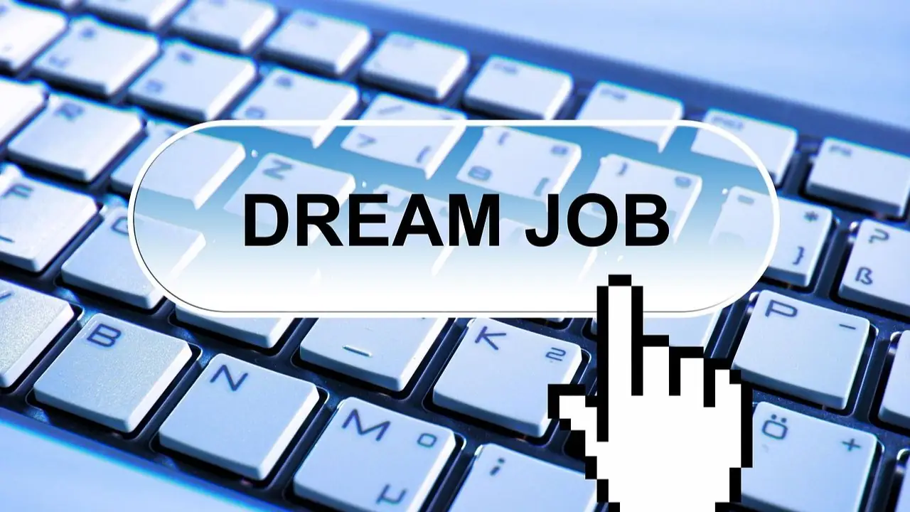 Wniosek o przedłużenie umowy o pracę - wzór - napis dream job na tle klawiatury 