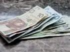 Wyższa renta socjalna - banknoty na blacie kamiennym