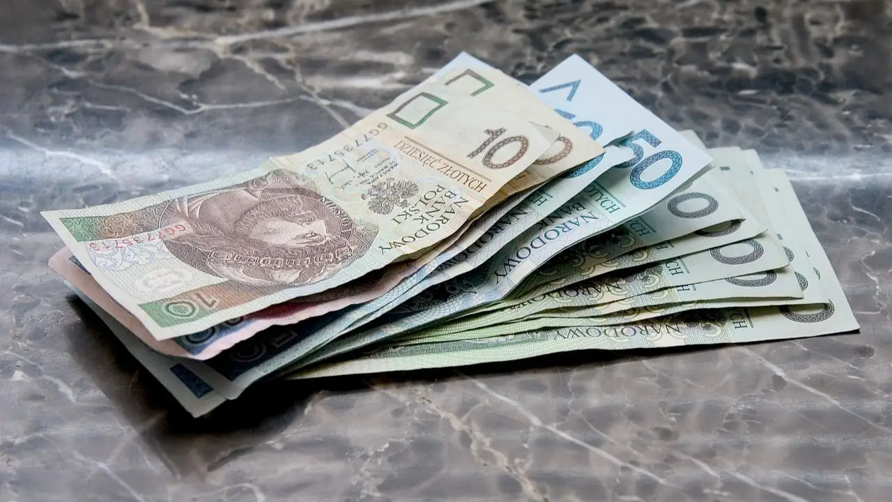 Wyższa renta socjalna - banknoty na blacie kamiennym