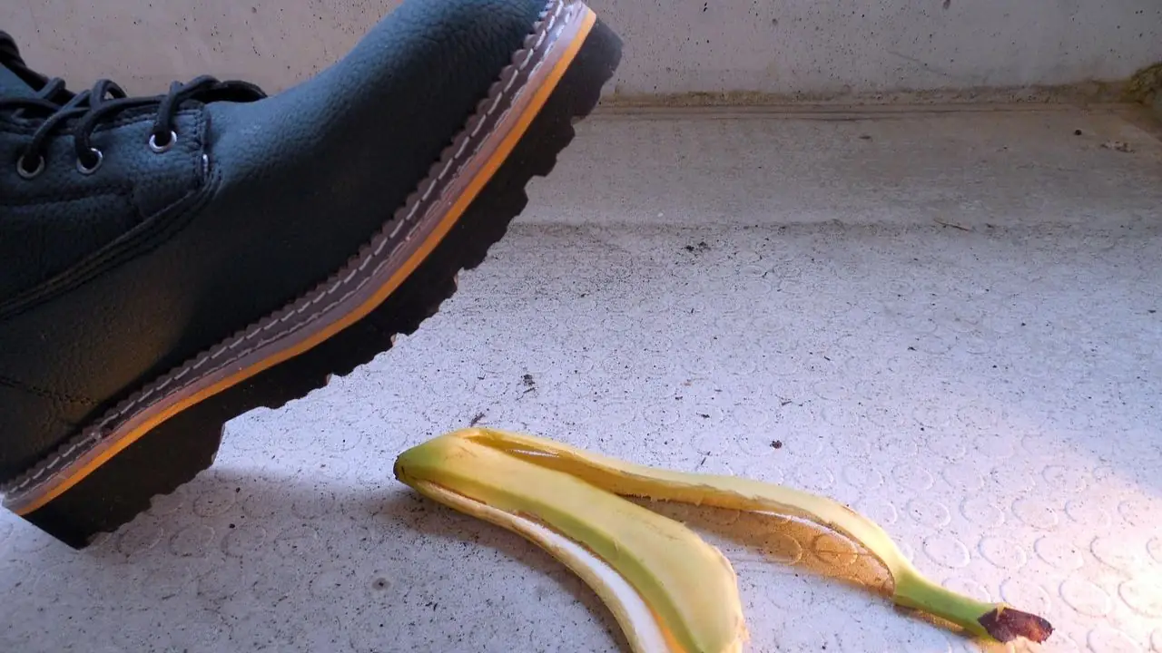 Wzorst odszkodowania za wypadek przy pracy - nadepnięcie na skórkę od banana